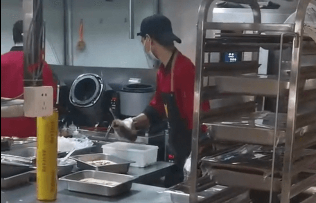 智能餐廳，3臺(tái)炒菜機(jī)解決500人用餐需求